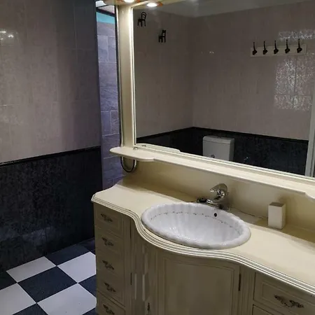 Con Piscina Privada بيت للعطل